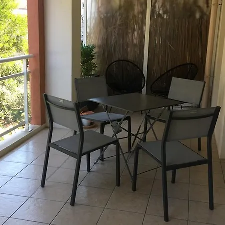 Apartment : T2 Avec Clim, Piscine & Parking Au Port - Fr-1-335-190 *