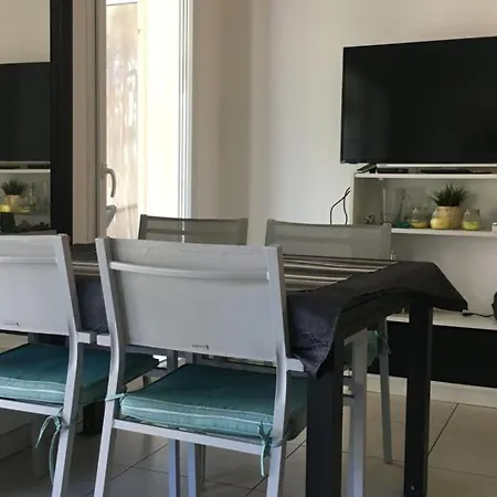 Lejlighed : T2 Avec Clim, Piscine & Parking Au Port - Fr-1-335-190 Hyères