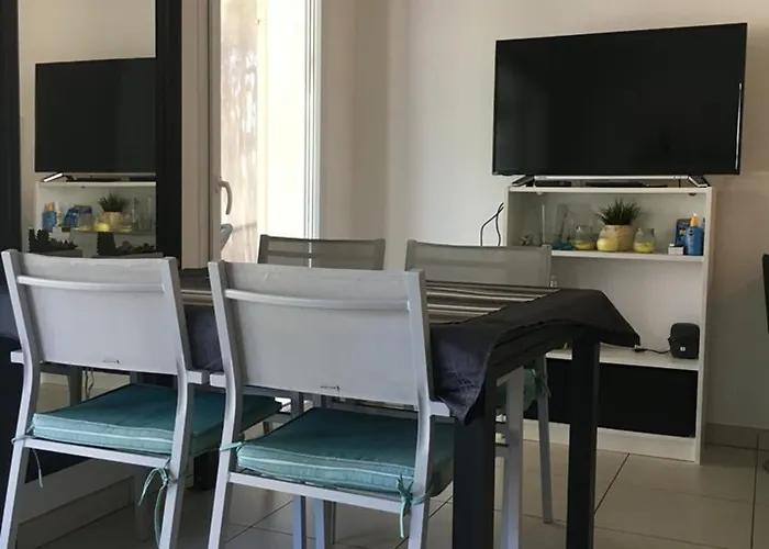 Lejlighed : T2 Avec Clim, Piscine & Parking Au Port - Fr-1-335-190 Hyères